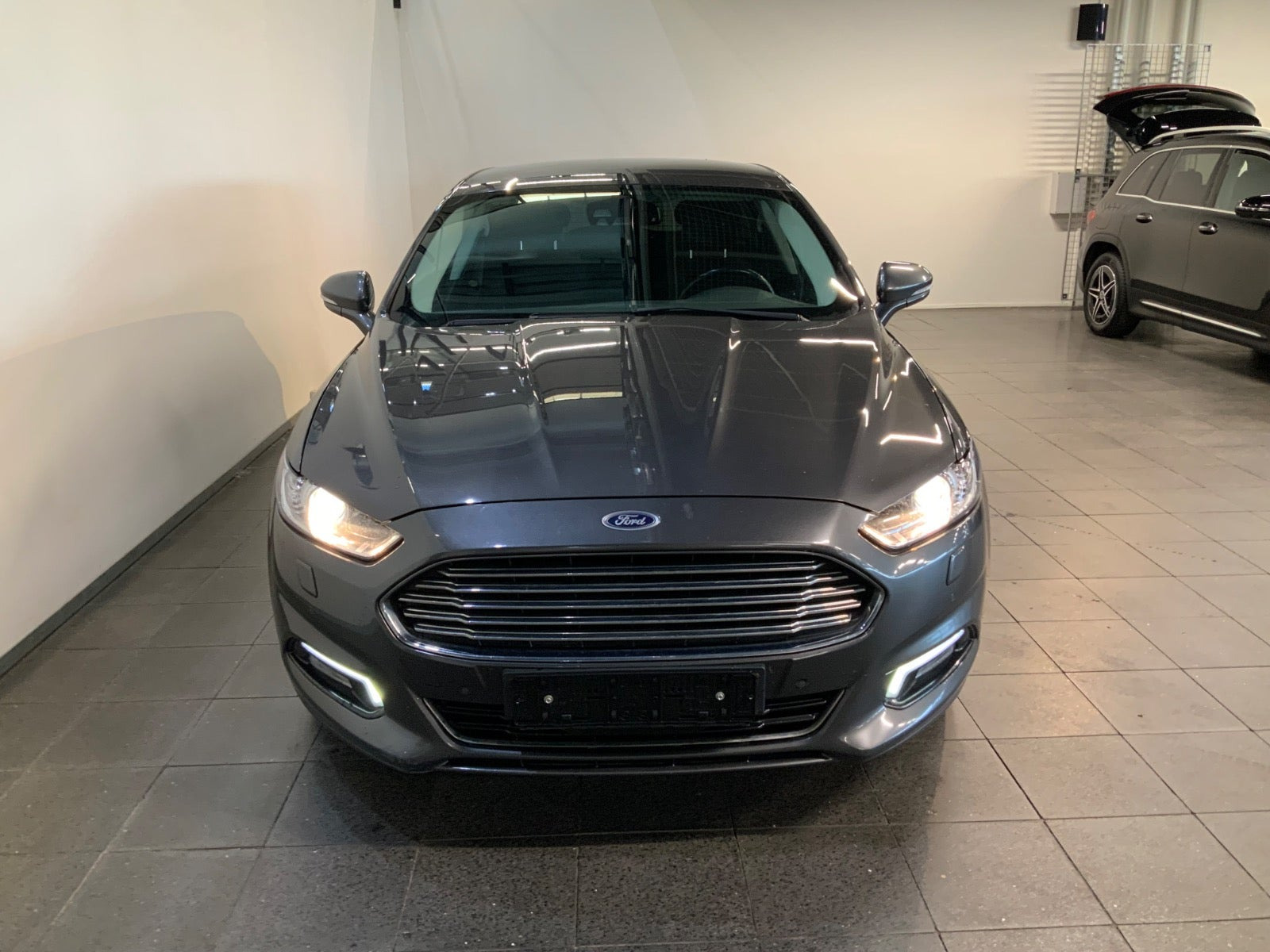 Grå Ford Mondeo fra 2018