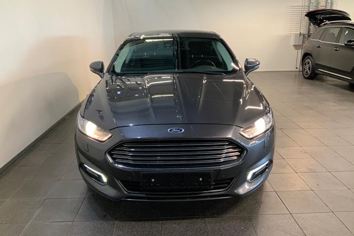 Grå Ford Mondeo fra 2018