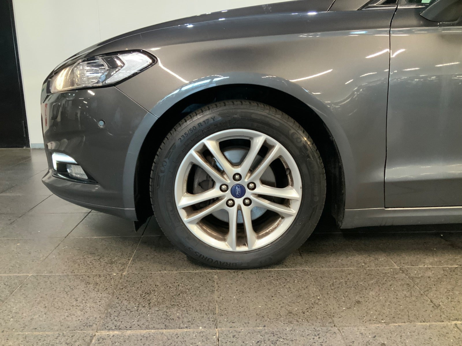 Grå Ford Mondeo fra 2018