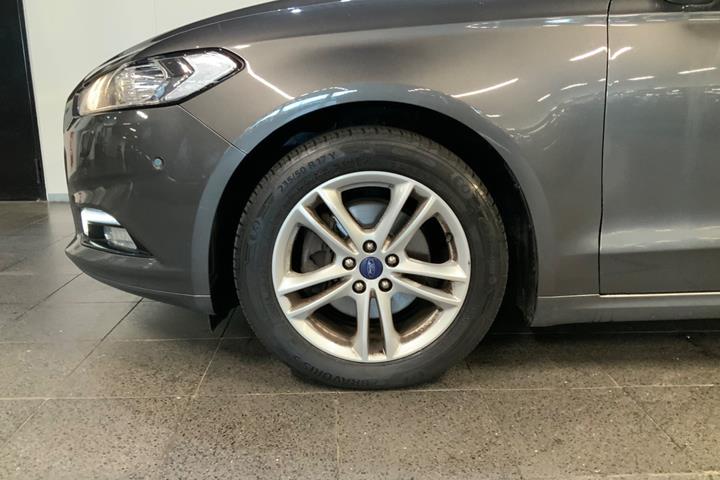 Grå Ford Mondeo fra 2018