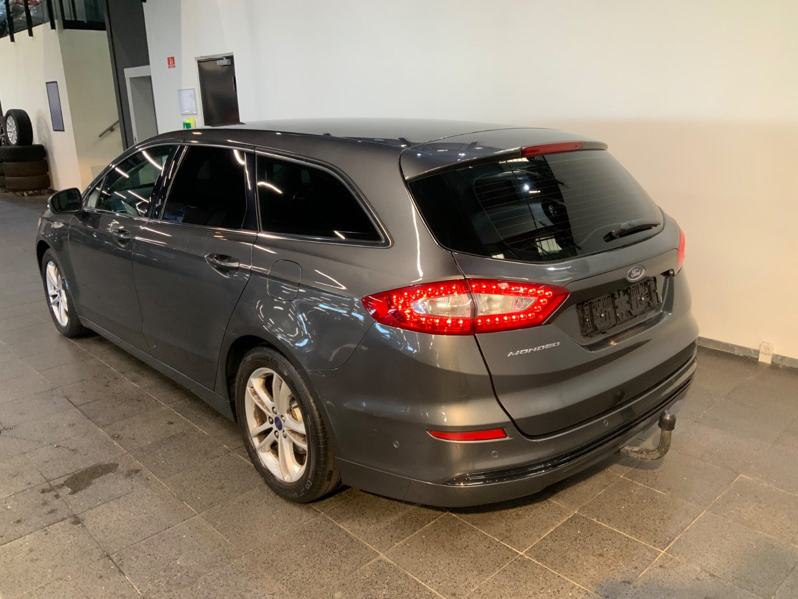 Grå Ford Mondeo fra 2018