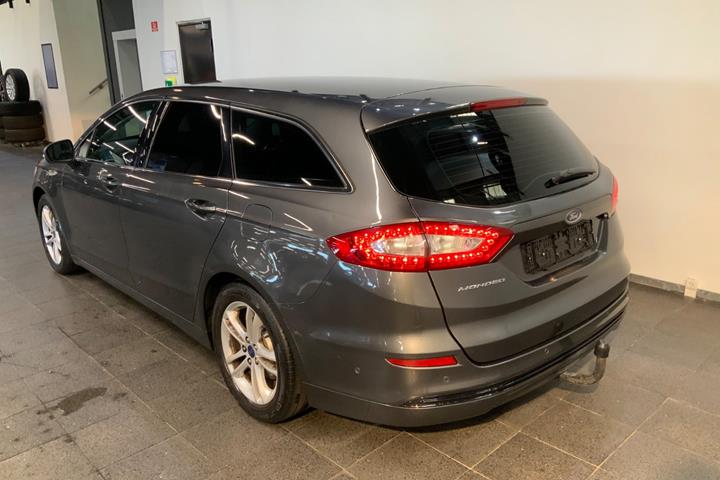 Grå Ford Mondeo fra 2018