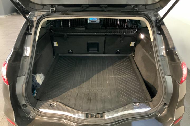Grå Ford Mondeo fra 2018