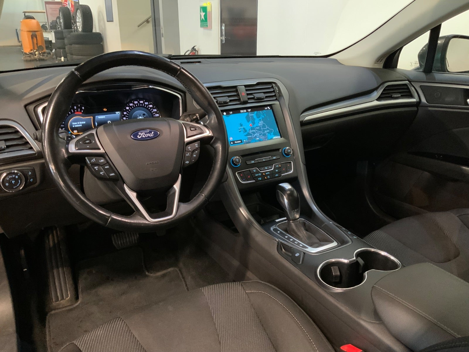 Grå Ford Mondeo fra 2018