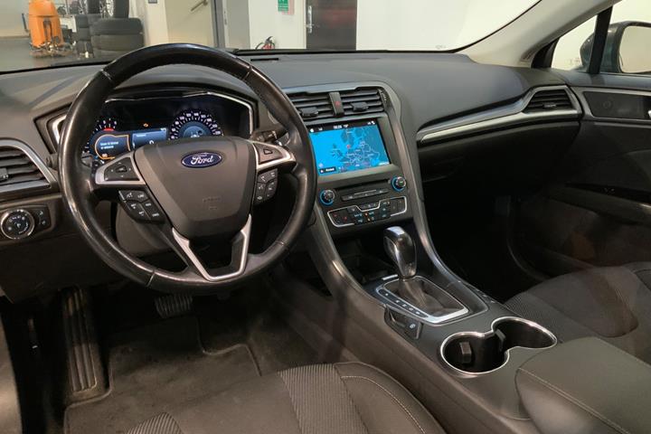 Grå Ford Mondeo fra 2018