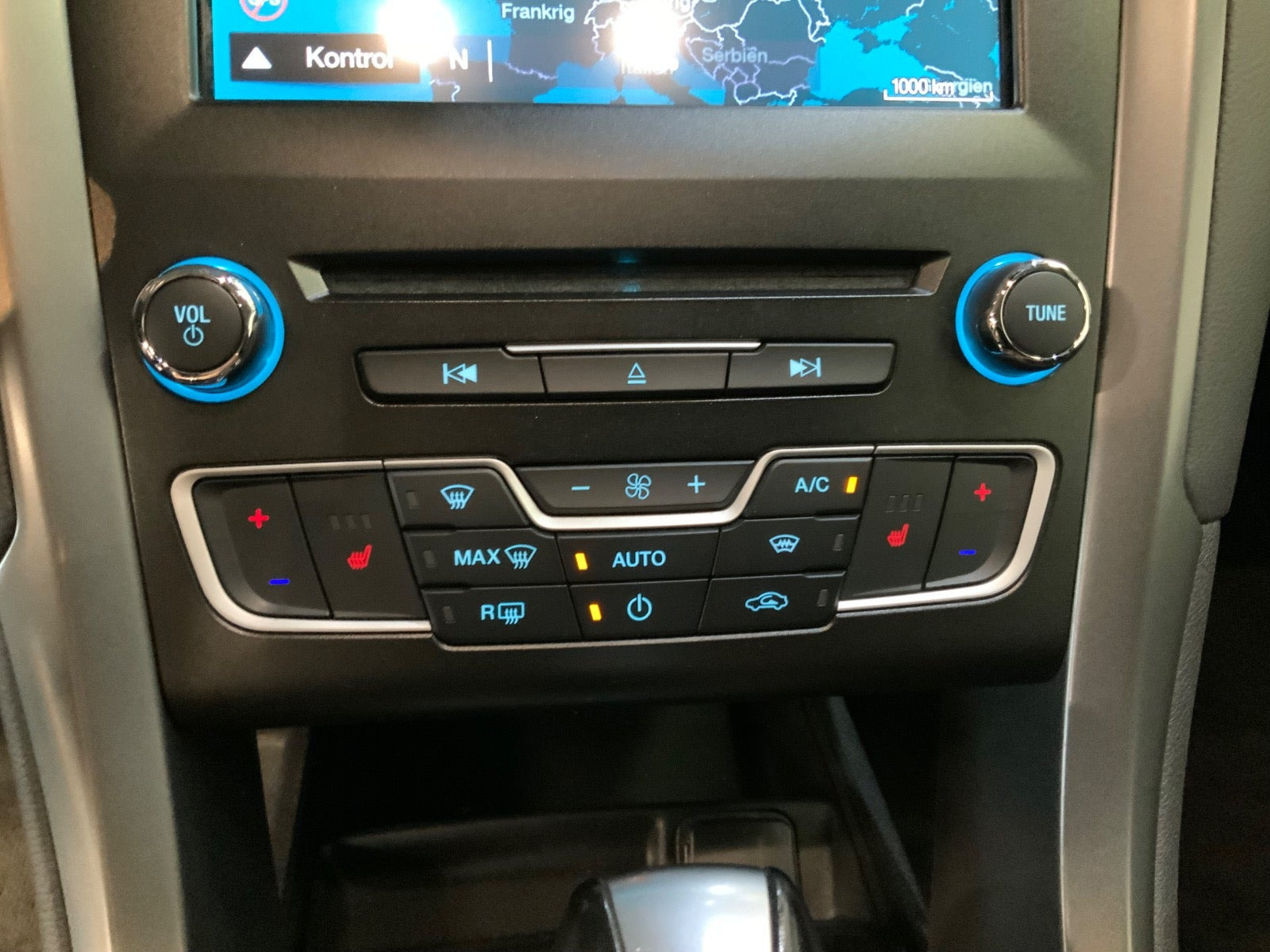 Grå Ford Mondeo fra 2018