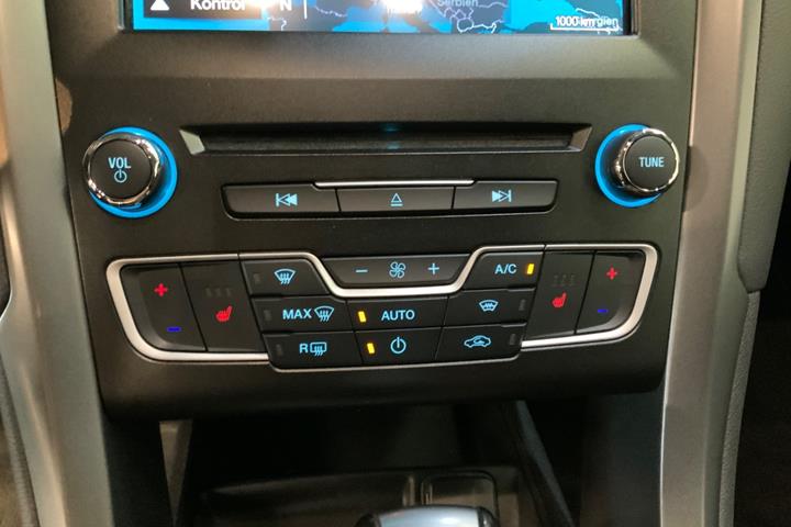 Grå Ford Mondeo fra 2018