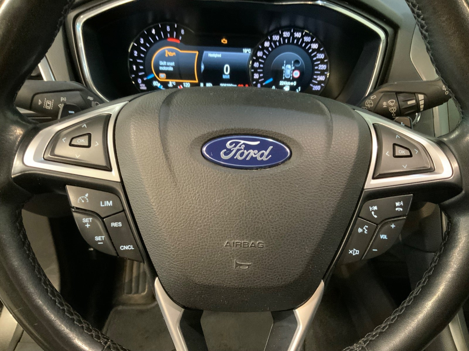 Grå Ford Mondeo fra 2018