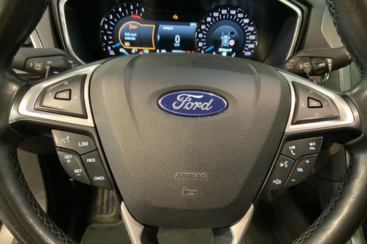 Grå Ford Mondeo fra 2018