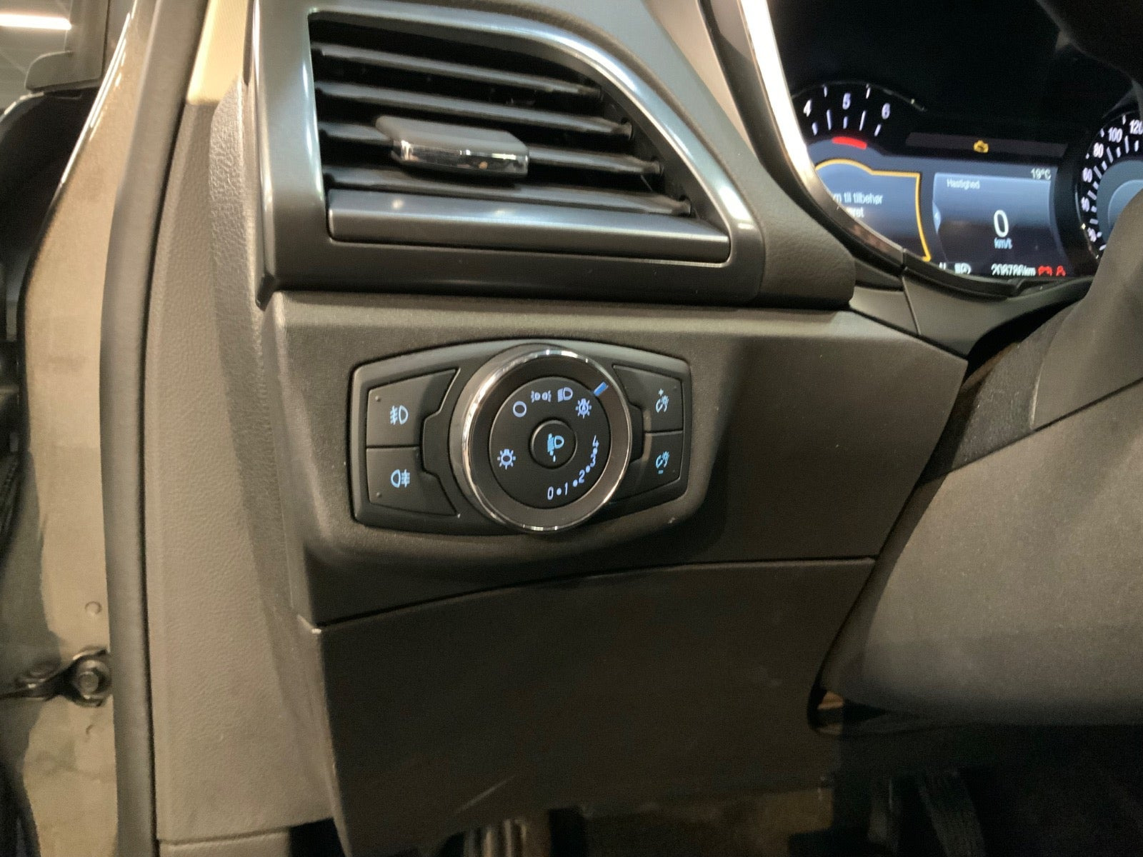 Grå Ford Mondeo fra 2018