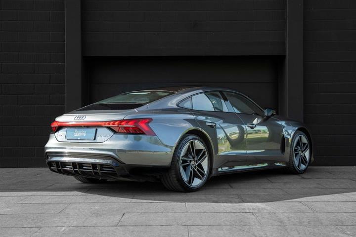 Grå Audi RS e-tron GT fra 2022