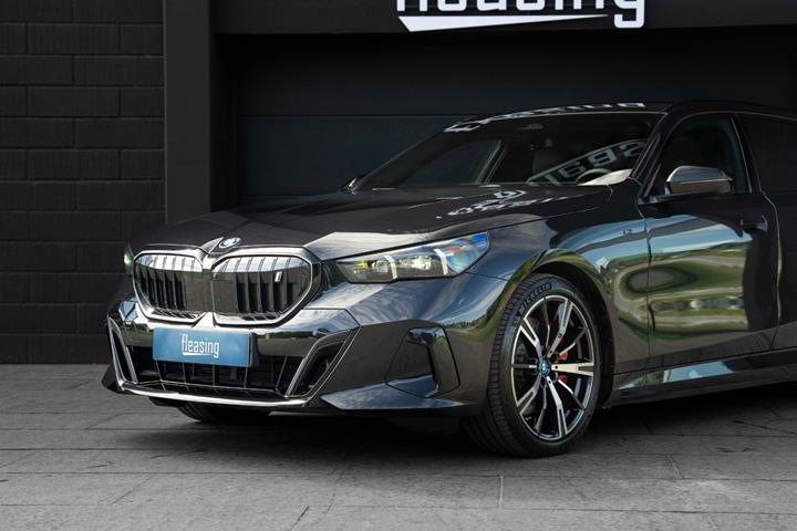 Sort BMW i5 fra 2025