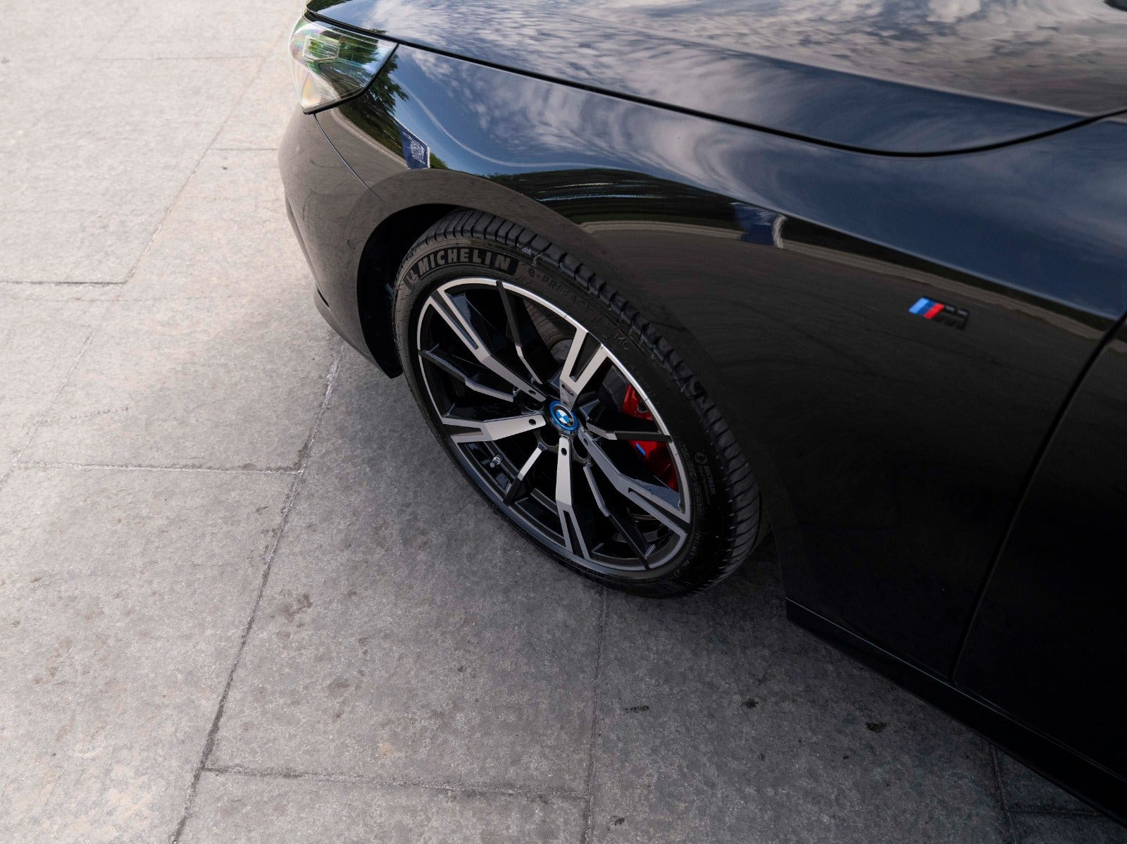 Sort BMW i5 fra 2025