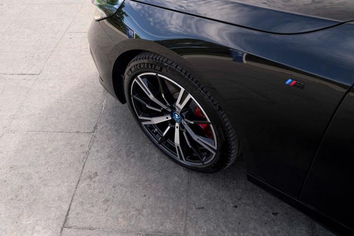 Sort BMW i5 fra 2025