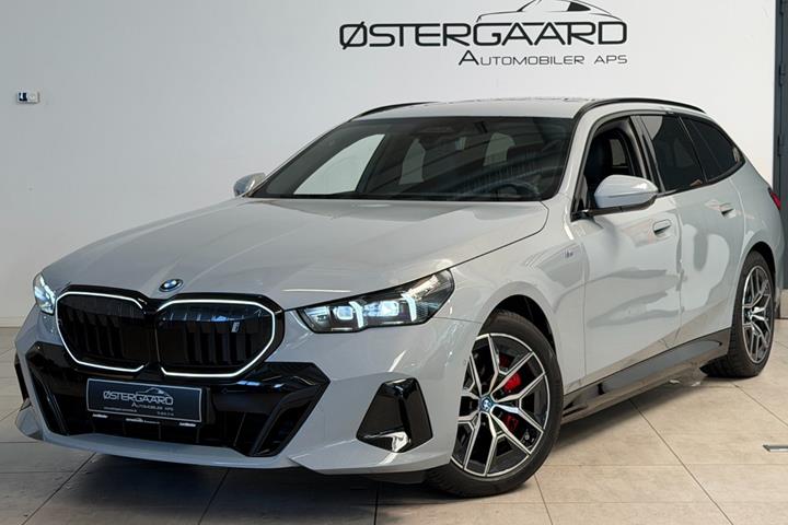Grå BMW i5 fra 2024