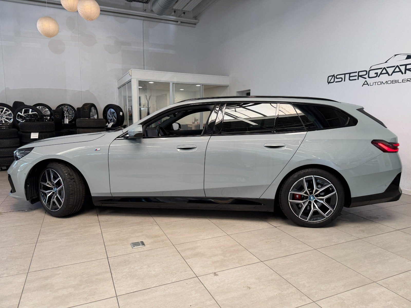 Grå BMW i5 fra 2024