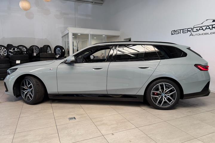 Grå BMW i5 fra 2024