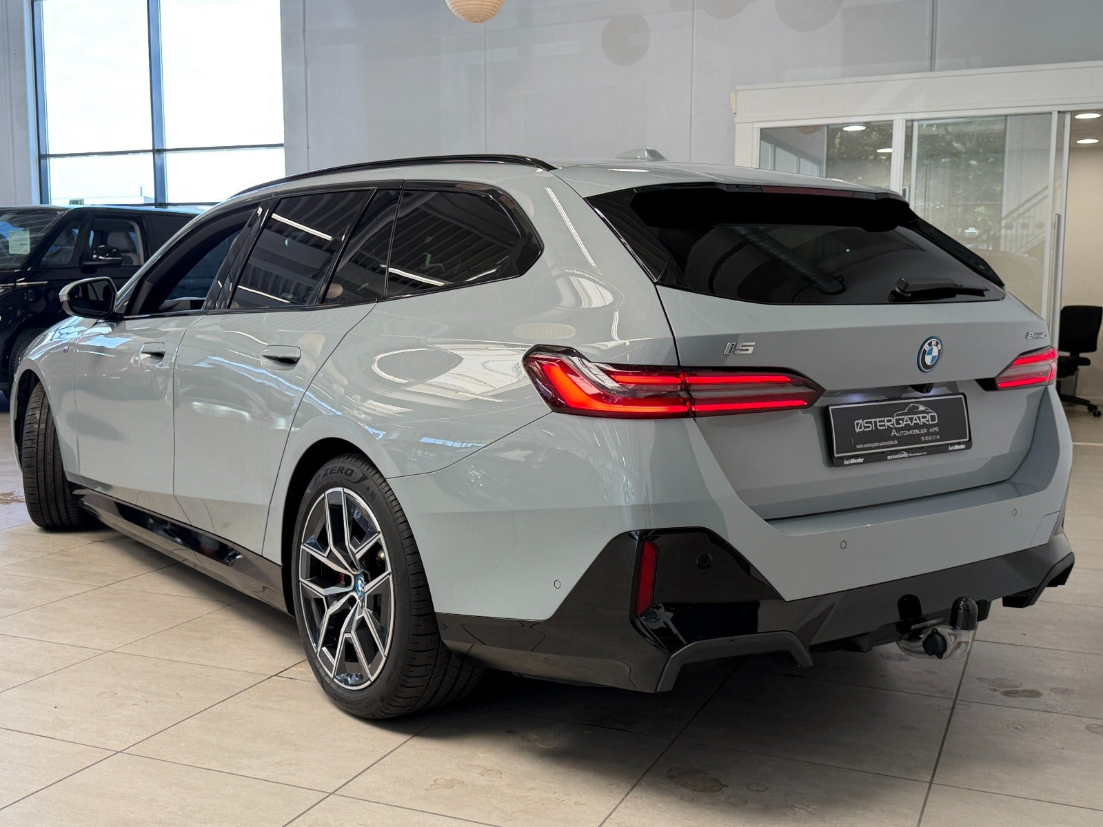 Grå BMW i5 fra 2024