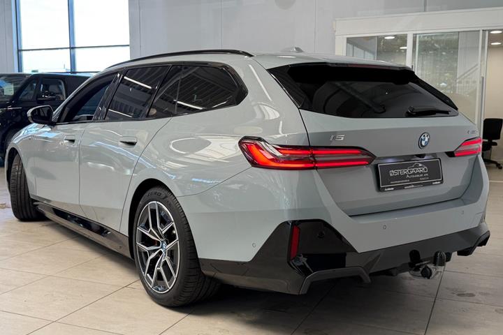 Grå BMW i5 fra 2024