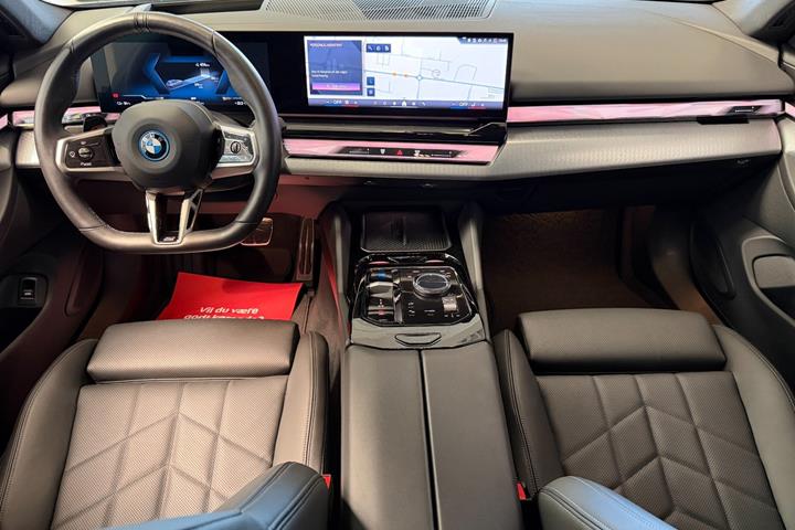 Grå BMW i5 fra 2024
