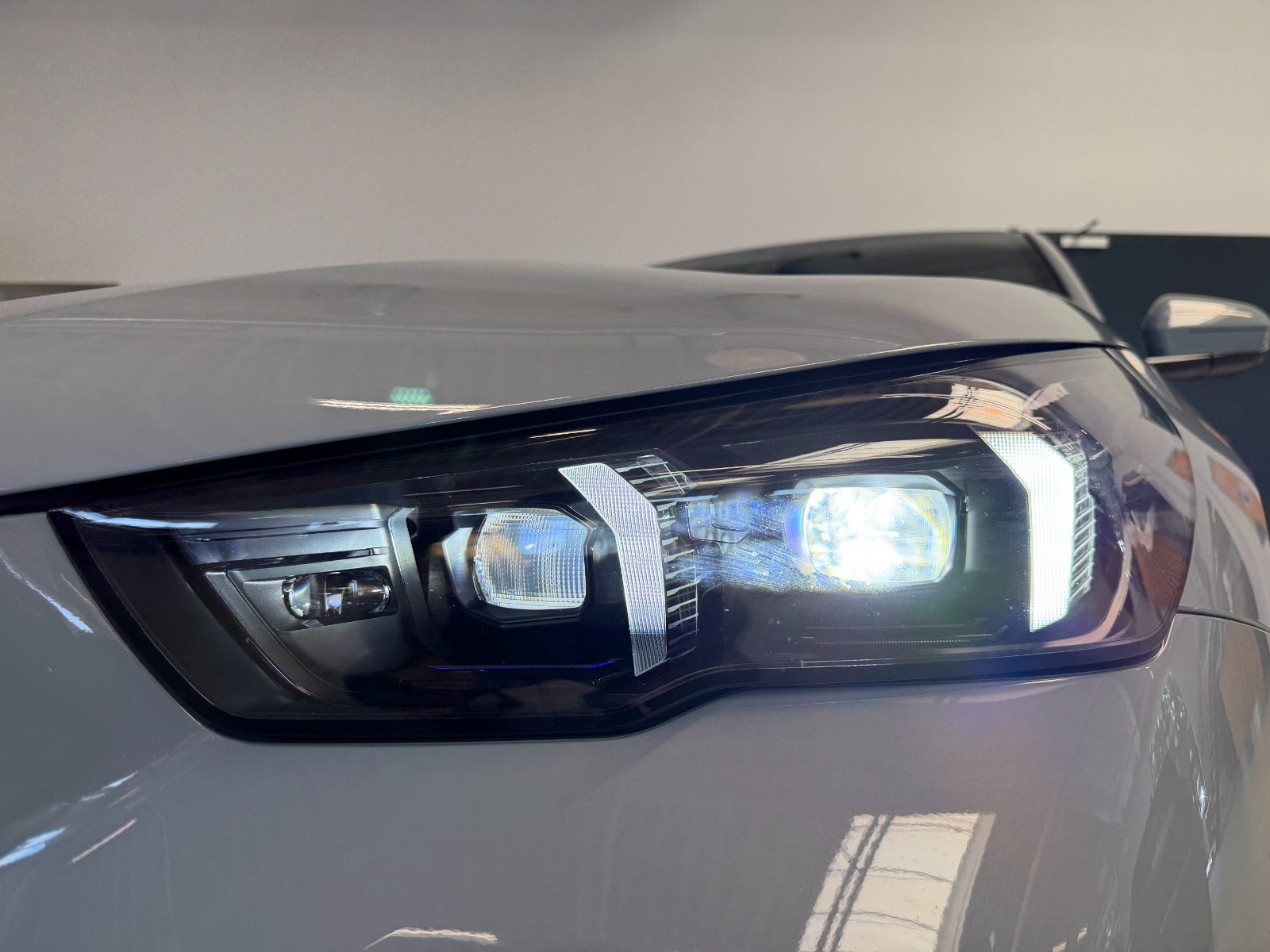 Grå BMW i5 fra 2024
