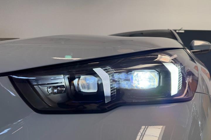 Grå BMW i5 fra 2024
