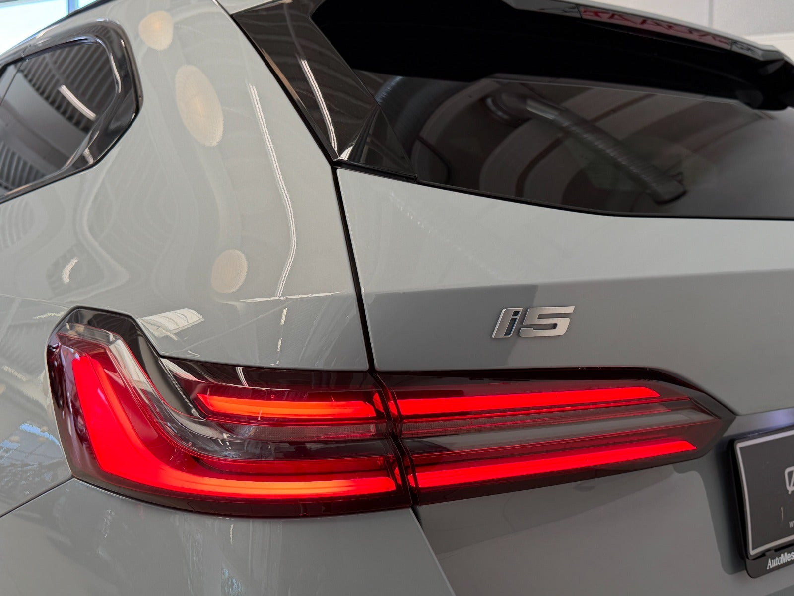 Grå BMW i5 fra 2024