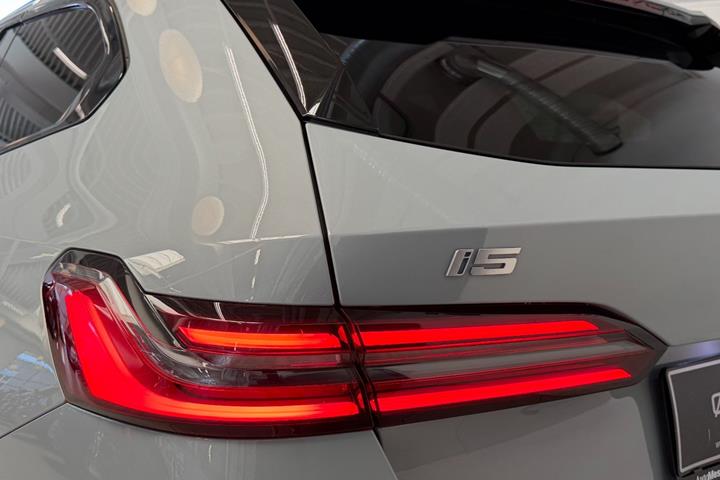 Grå BMW i5 fra 2024