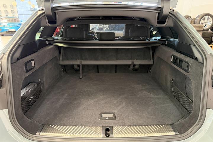 Grå BMW i5 fra 2024