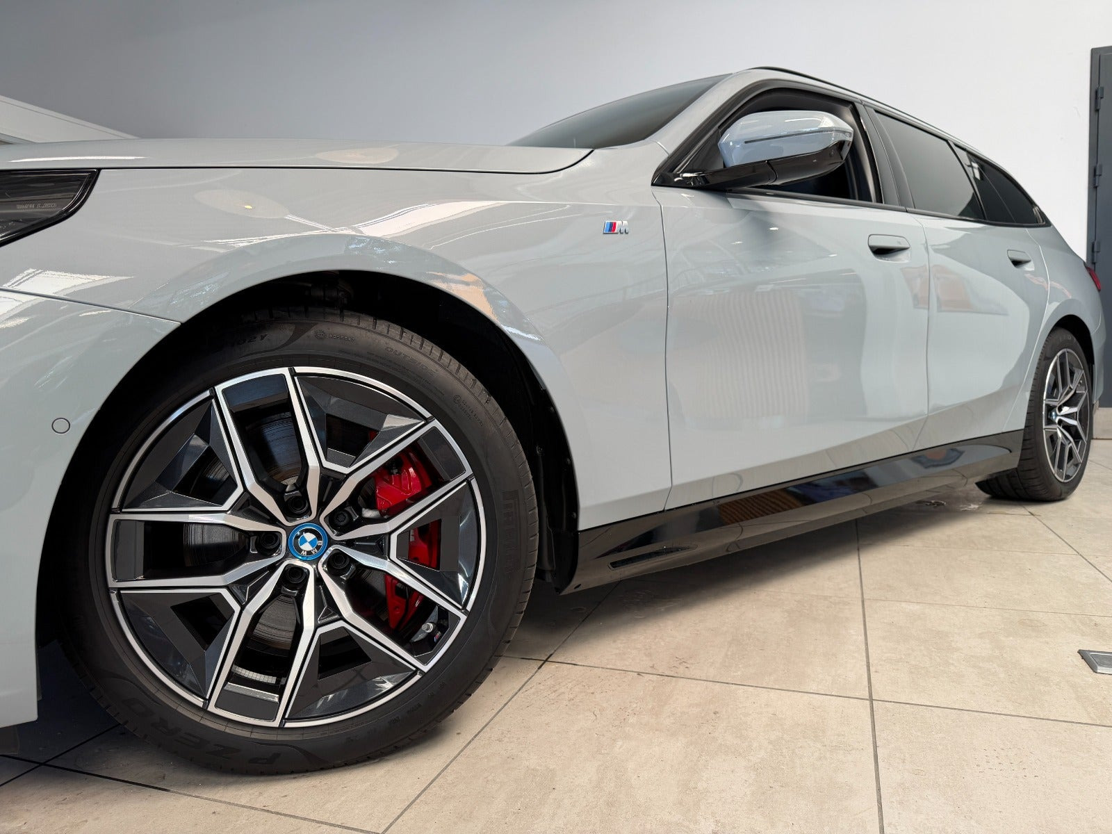 Grå BMW i5 fra 2024