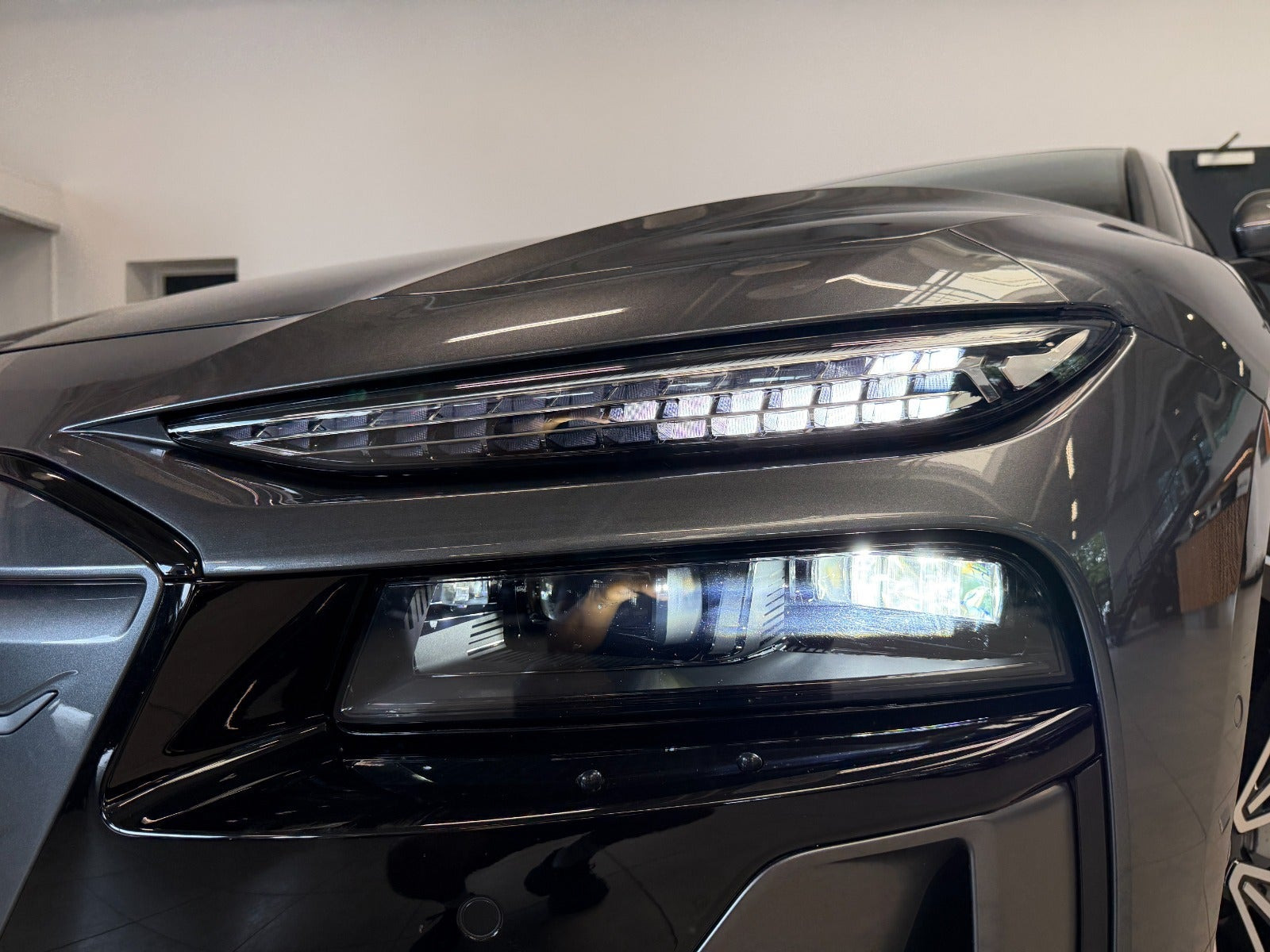 Grå Audi A6 e-tron fra 2026