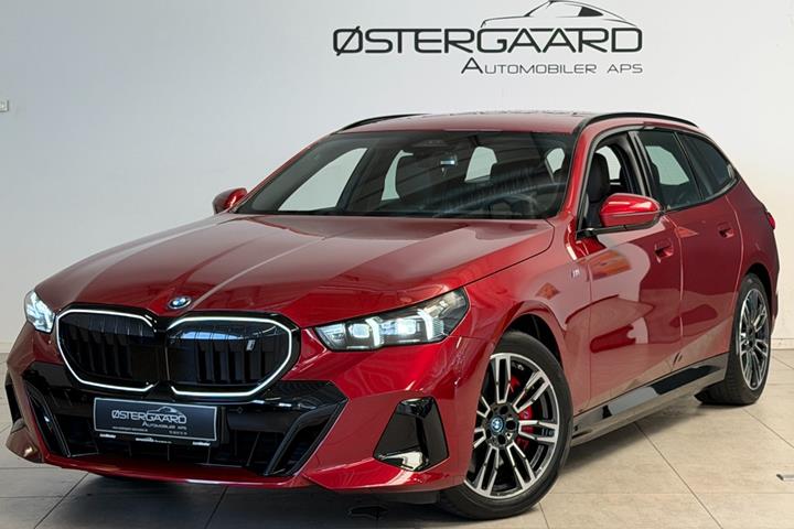 Rød BMW i5 fra 2025