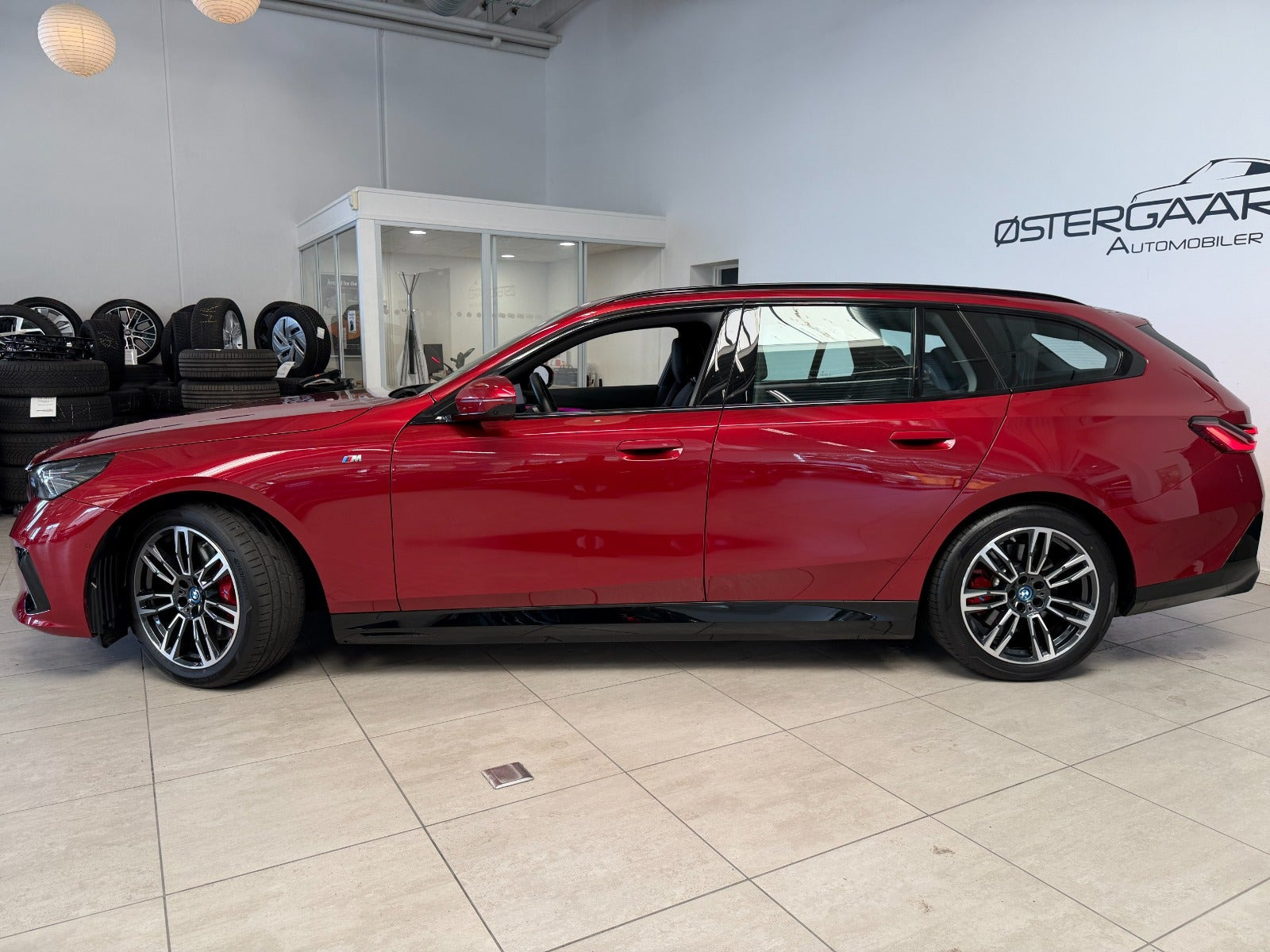 Rød BMW i5 fra 2025