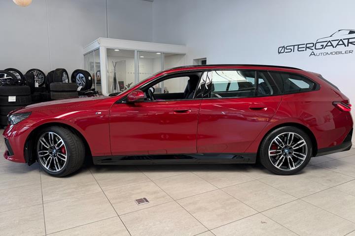 Rød BMW i5 fra 2025