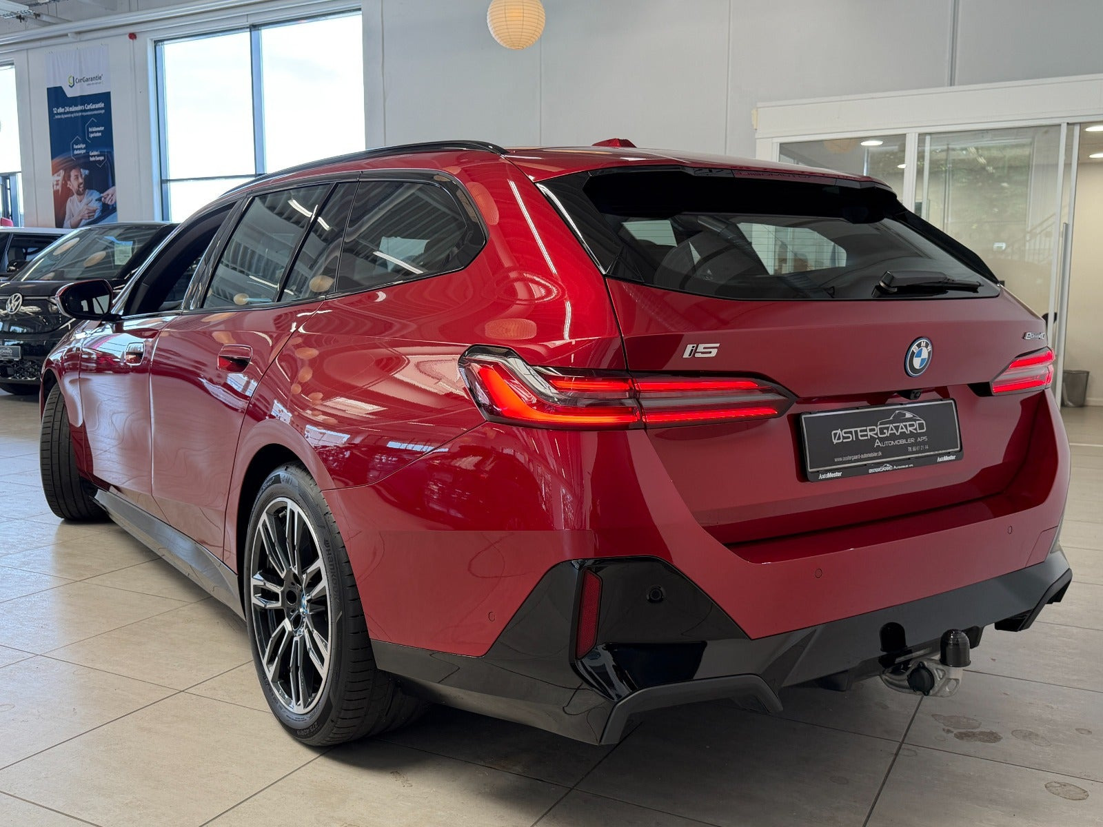 Rød BMW i5 fra 2025