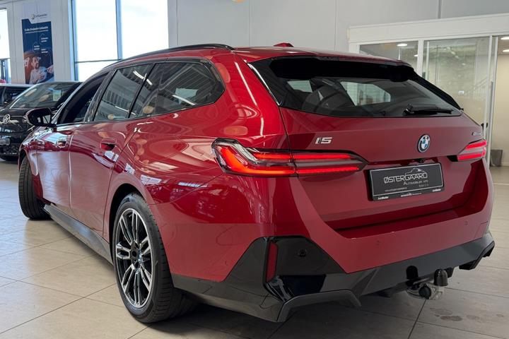 Rød BMW i5 fra 2025