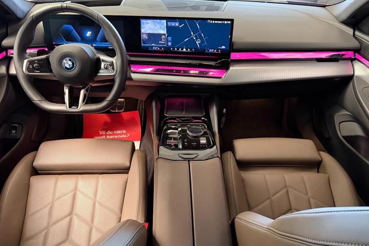 Rød BMW i5 fra 2025