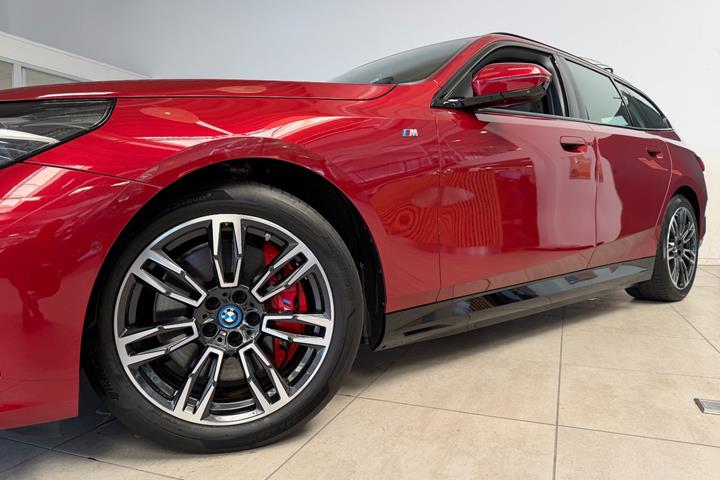 Rød BMW i5 fra 2025