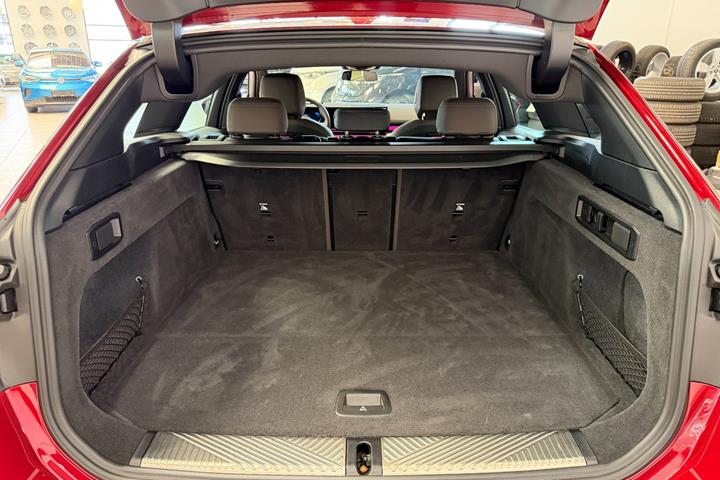 Rød BMW i5 fra 2025