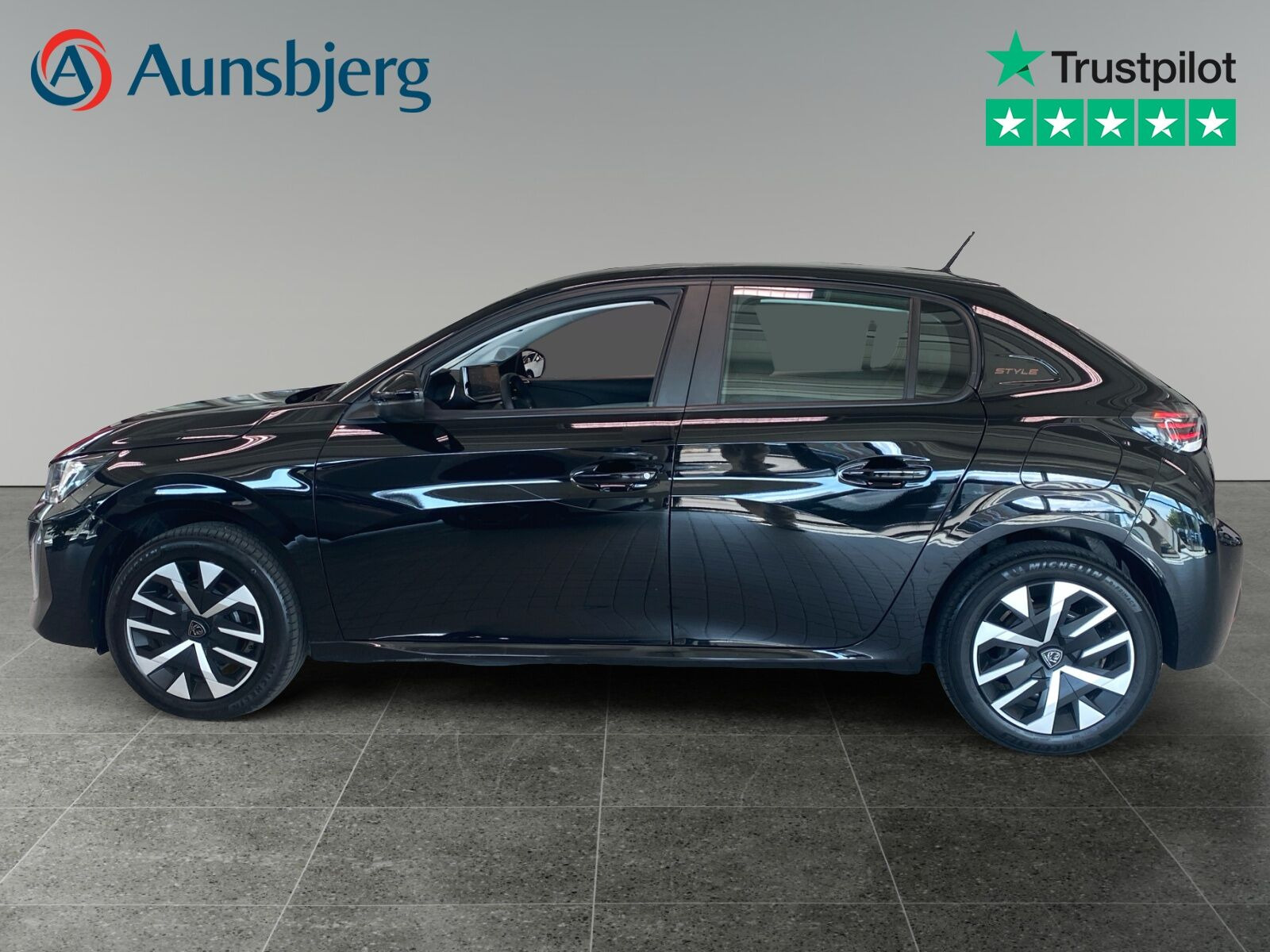 Sort Peugeot e-208 fra 2025