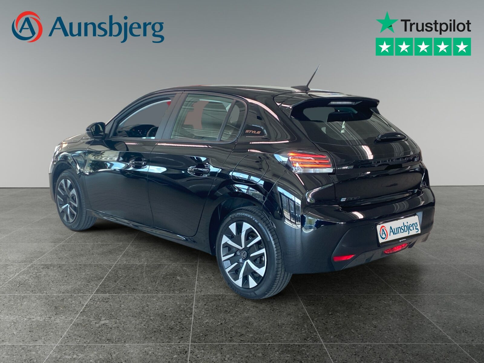 Sort Peugeot e-208 fra 2025