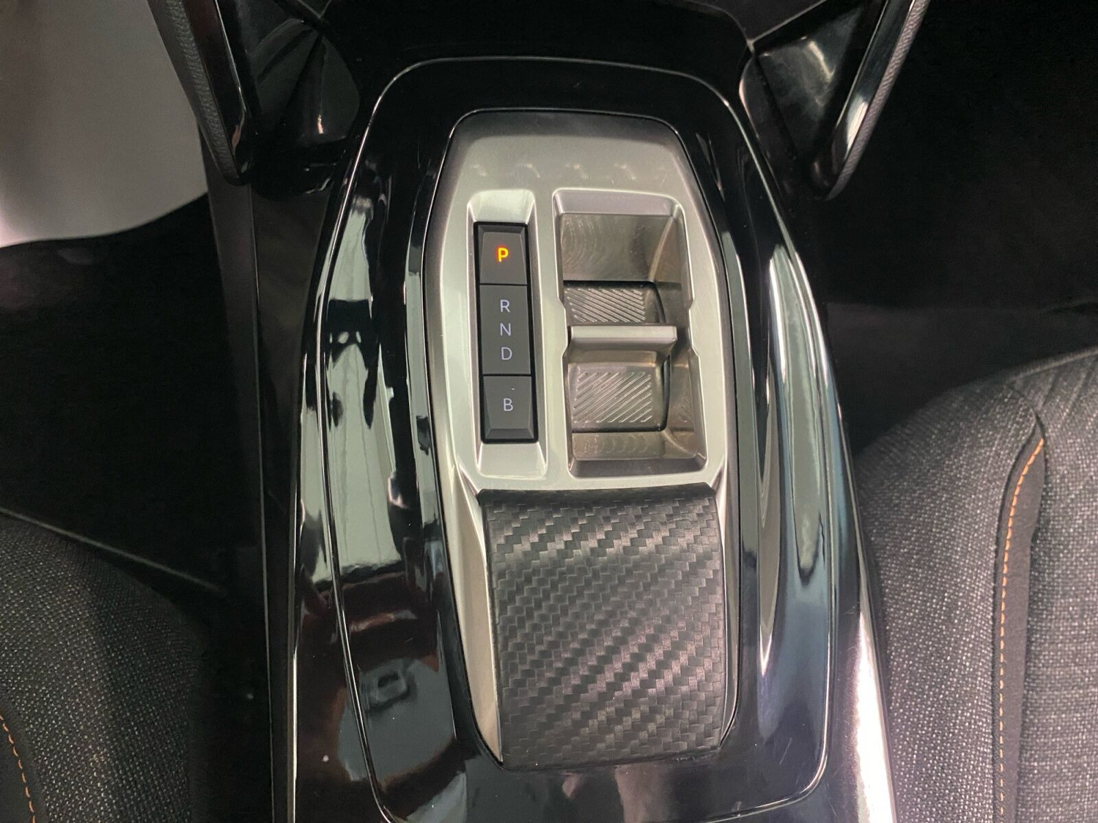 Sort Peugeot e-208 fra 2025