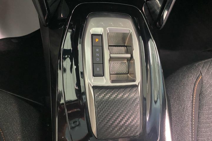 Sort Peugeot e-208 fra 2025