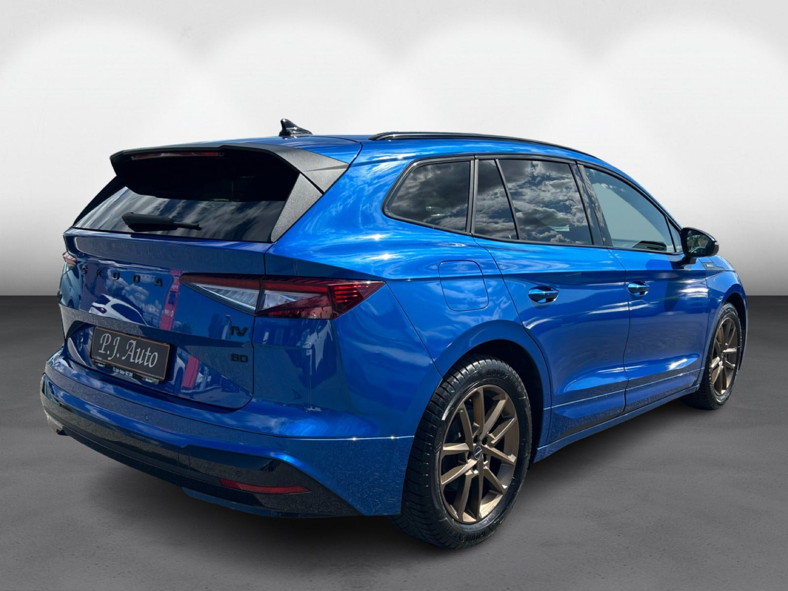 Blå Skoda Enyaq fra 2023