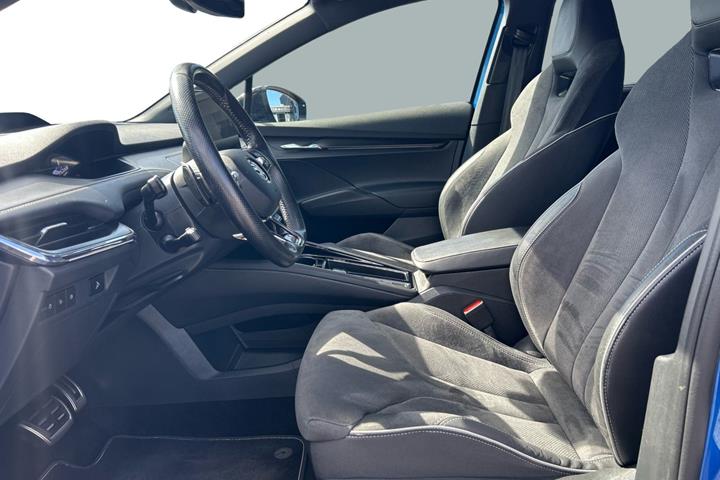 Blå Skoda Enyaq fra 2023