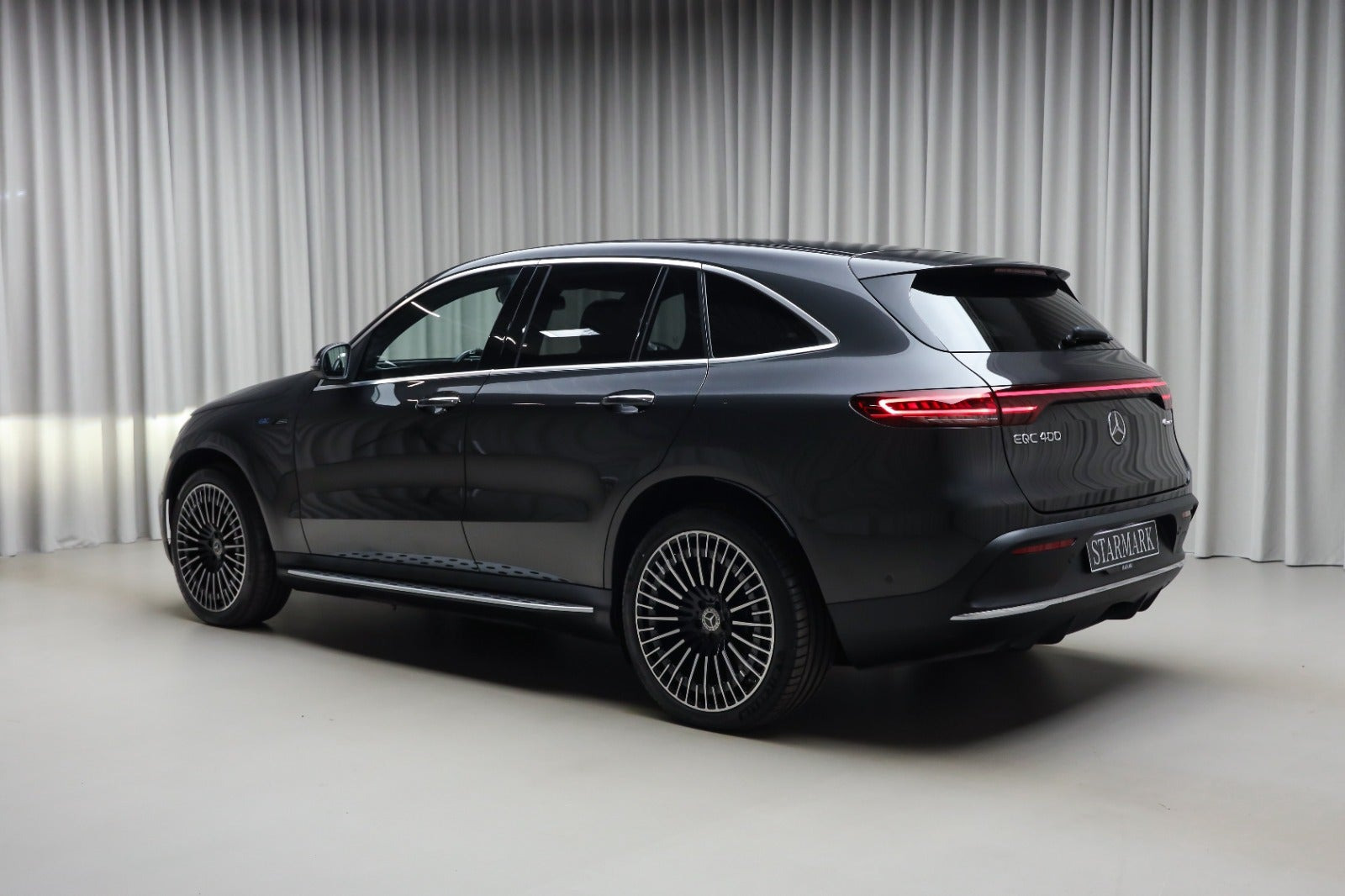 Grå Mercedes EQC400 fra 2023