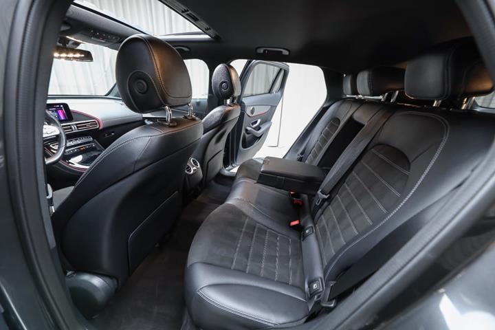 Grå Mercedes EQC400 fra 2023