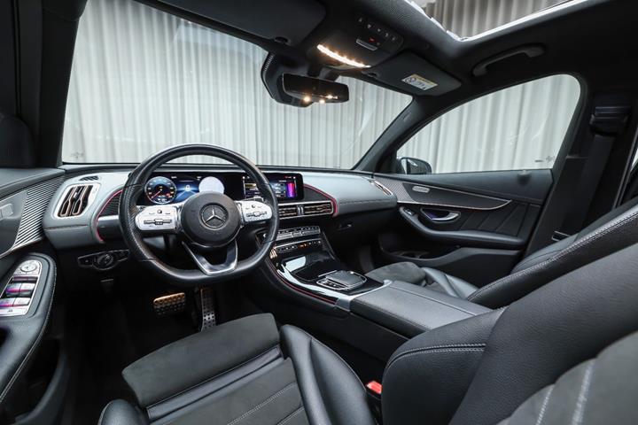 Grå Mercedes EQC400 fra 2023