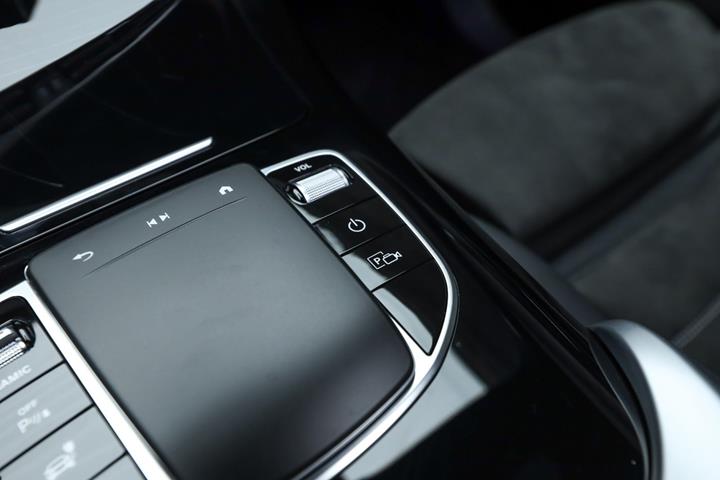 Grå Mercedes EQC400 fra 2023