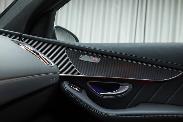 Grå Mercedes EQC400 fra 2023